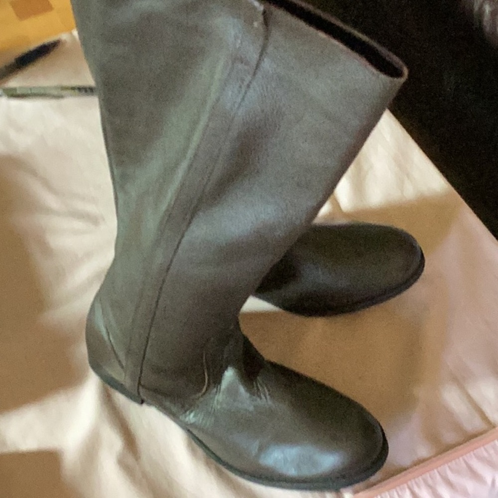 Ladies brown leather boots to the knee.size 8.5